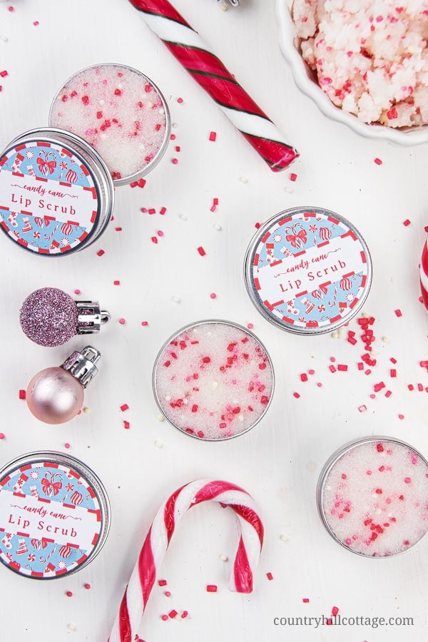 How to make the best vegan DIY peppermint sugar scrub with sugar, coconut oil, essential oils and organic ingredients. Homemade candy cane lip scrub recipe is easy a cute homemade Christmas gift. This simple edible natural pink mint sugar scrub without honey for dead skin includes free printable labels for packaging containers. Good benefits for exfoliating, plumping, moisturizing. Also learn how to use and how to apply. #lipscrub #sugrascrub #DIYscrub #homemadescrub | countryhillcottage.com