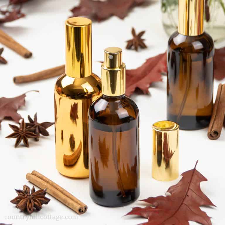 How to make a simple natural fall air freshener DIY room spray with essential oils in 5 minutes! The easy homemade room refresher spray recipes need just 3 ingredients plus and is perfect to make your home smell like autumn. This air freshener spray is surprisingly easy to put together and will make your house smell amazing. Also a great DIY gift idea, includes free printable labels. #essentialoils #essentialoilrecipe #airfreshener #roomspray #essentialoilDIY #fall | countryhillcottage.com