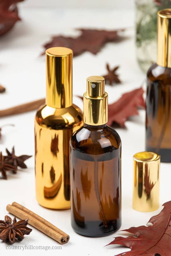 How to make a simple natural fall air freshener DIY room spray with essential oils in 5 minutes! The easy homemade room refresher spray recipes need just 3 ingredients plus and is perfect to make your home smell like autumn. This air freshener spray is surprisingly easy to put together and will make your house smell amazing. Also a great DIY gift idea, includes free printable labels. #essentialoils #essentialoilrecipe #airfreshener #roomspray #essentialoilDIY #fall | countryhillcottage.com
