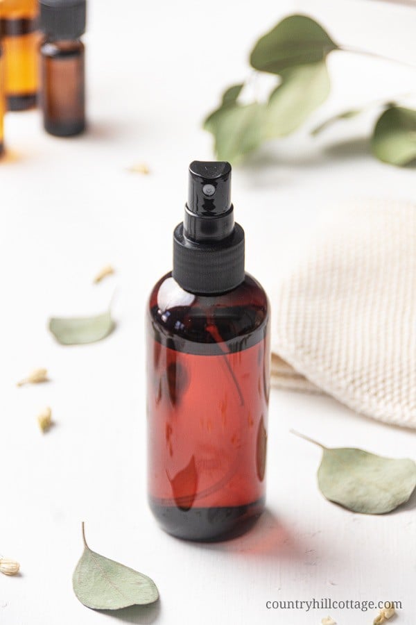 See how to make a natural DIY hand sanitizer spray with essential oils for you and your family! This homemade hand rub with alcohol/vodka and aloe vera gelt contains organic ingredients. Essential oils provide anti-bacterial and anti-viral properties that help to fight germs and microbes. The hand disinfectant recipe includes free printable gift labels, packaging and uses ideas. Can be made with thieves and on guard. Great for kids! #handsanitizer #essentialoils | countryhillcottage.com