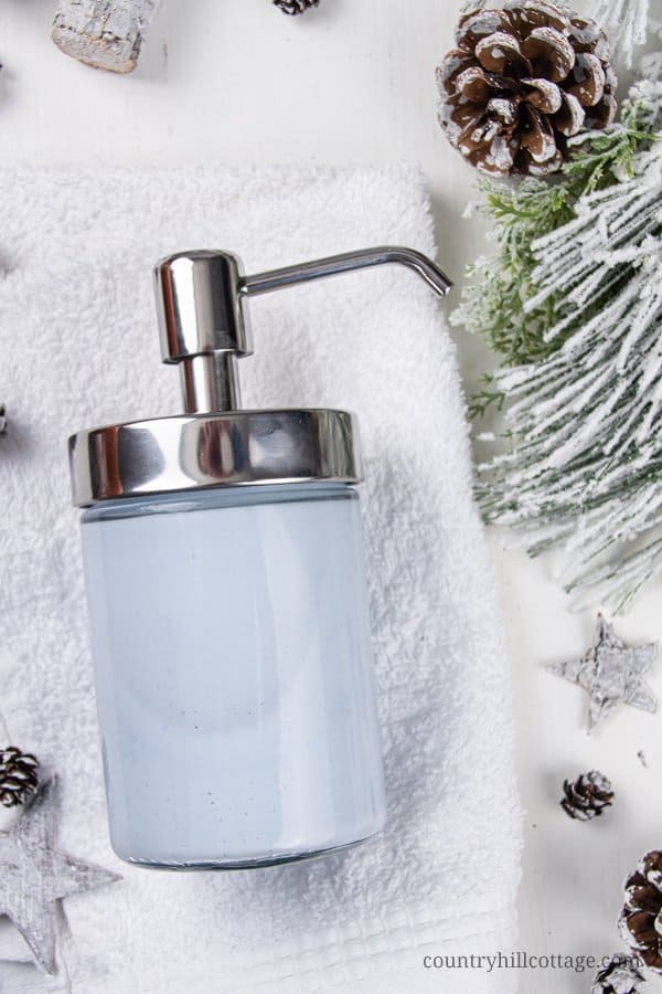 See how to make the best DIY body lotion for dry skin in winter with cornflowers and chamomile! This lightweight DIY body lotion is very moisturizing and made with natural materials. The simple whipped moisturizer feels velvety and is perfect to keep your skin soft and supple all winter long. Plus, you get useful tips for how to make homemade body lotion from scratch. Beauty product with shea butter and essential oils. #bodylotion #dryskin #moisurizer #essentialoils | countryhillcottage.com