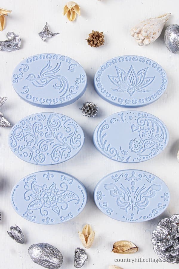 See how to make the best moisturizing soap for sensitive, mature, eczema and dry skin in just 10 minutes! This easy natural DIY melt and pour soap recipe with essential oils is simple for beginners and very hydrating. The pretty homemade hand soap bar is a quick handmade Christmas present and beauty gift idea that every skincare lover will appreciate. Can be made with goat milk or shea butter soap base. #soap #meltandpour #essentialoils #holidays #giftidea #soaprecipe | countryhillcottage.com