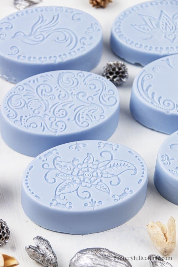 See how to make the best moisturizing soap for sensitive, mature, eczema and dry skin in just 10 minutes! This easy natural DIY melt and pour soap recipe with essential oils is simple for beginners and very hydrating. The pretty homemade hand soap bar is a quick handmade Christmas present and beauty gift idea that every skincare lover will appreciate. Can be made with goat milk or shea butter soap base. #soap #meltandpour #essentialoils #holidays #giftidea #soaprecipe | countryhillcottage.com
