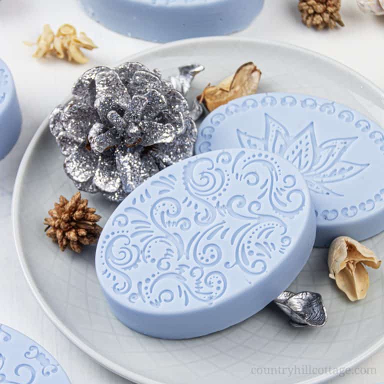 See how to make the best moisturizing soap for sensitive, mature, eczema and dry skin in just 10 minutes! This easy natural DIY melt and pour soap recipe with essential oils is simple for beginners and very hydrating. The pretty homemade hand soap bar is a quick handmade Christmas present and beauty gift idea that every skincare lover will appreciate. Can be made with goat milk or shea butter soap base. #soap #meltandpour #essentialoils #holidays #giftidea #soaprecipe | countryhillcottage.com