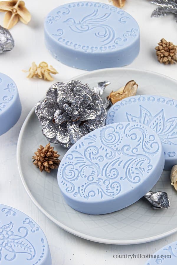 See how to make the best moisturizing soap for sensitive, mature, eczema and dry skin in just 10 minutes! This easy natural DIY melt and pour soap recipe with essential oils is simple for beginners and very hydrating. The pretty homemade hand soap bar is a quick handmade Christmas present and beauty gift idea that every skincare lover will appreciate. Can be made with goat milk or shea butter soap base. #soap #meltandpour #essentialoils #holidays #giftidea #soaprecipe | countryhillcottage.com