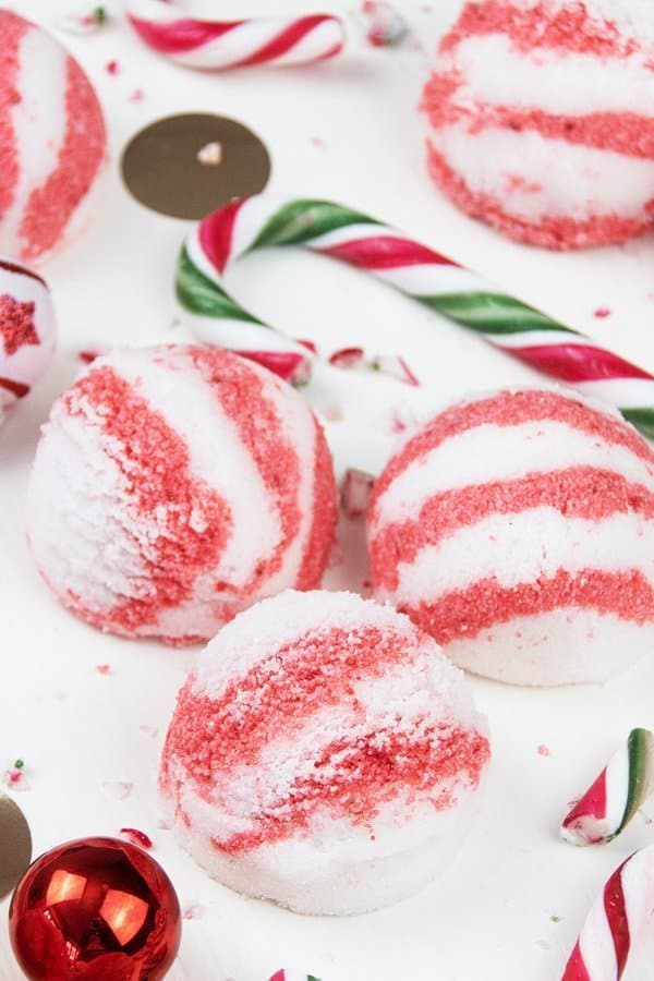 Learn how to make DIY peppermint bubble scoops for Christmas! Made with essential oils, citric acid, baking soda, moisturizing coconut oil and an ice cream scoop, these DIY bath truffles soften the skin and create long-lasting bubbles. This solid bubble bar recipe is easier to make than bath bombs and a great homemade holiday bath spa gifts. Tutorial with step-by-step instructions and packaging ideas. #bubblescoop #bathtruffle #bathbomb #bubblebar #essentialoils #gift | countryhillcottage.com