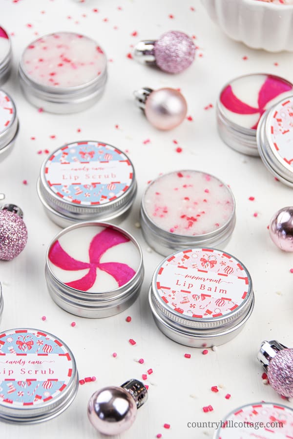 How to make the best vegan DIY peppermint sugar scrub with sugar, coconut oil, essential oils and organic ingredients. Homemade candy cane lip scrub recipe is easy a cute homemade Christmas gift. This simple edible natural pink mint sugar scrub without honey for dead skin includes free printable labels for packaging containers. Good benefits for exfoliating, plumping, moisturizing. Also learn how to use and how to apply. #lipscrub #sugrascrub #DIYscrub #homemadescrub | countryhillcottage.com