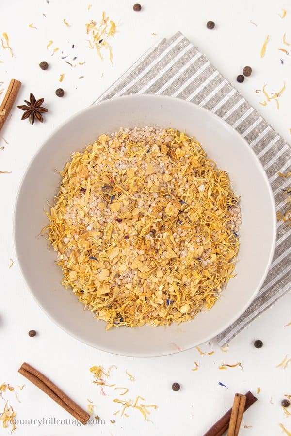 See how to make natural DIY pumpkin spice bath salt with essential oils, magnesium flakes & calendula! This easy and relaxing homemade fall bath salts recipe smells like pumpkin spice and is ready in 5 minutes. This calming herbal magnesium bath salt has many skincare benefits and are great for sore muscles, detox, relaxation and stress relief. Includes packaging & container ideas + free printable gift labels for decoration. #bathsalt #bathsalts #essentialoils #seasalt | countryhillcottage.com