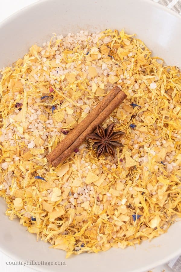 See how to make natural DIY pumpkin spice bath salt with essential oils, magnesium flakes & calendula! This easy and relaxing homemade fall bath salts recipe smells like pumpkin spice and is ready in 5 minutes. This calming herbal magnesium bath salt has many skincare benefits and are great for sore muscles, detox, relaxation and stress relief. Includes packaging & container ideas + free printable gift labels for decoration. #bathsalt #bathsalts #essentialoils #seasalt | countryhillcottage.com