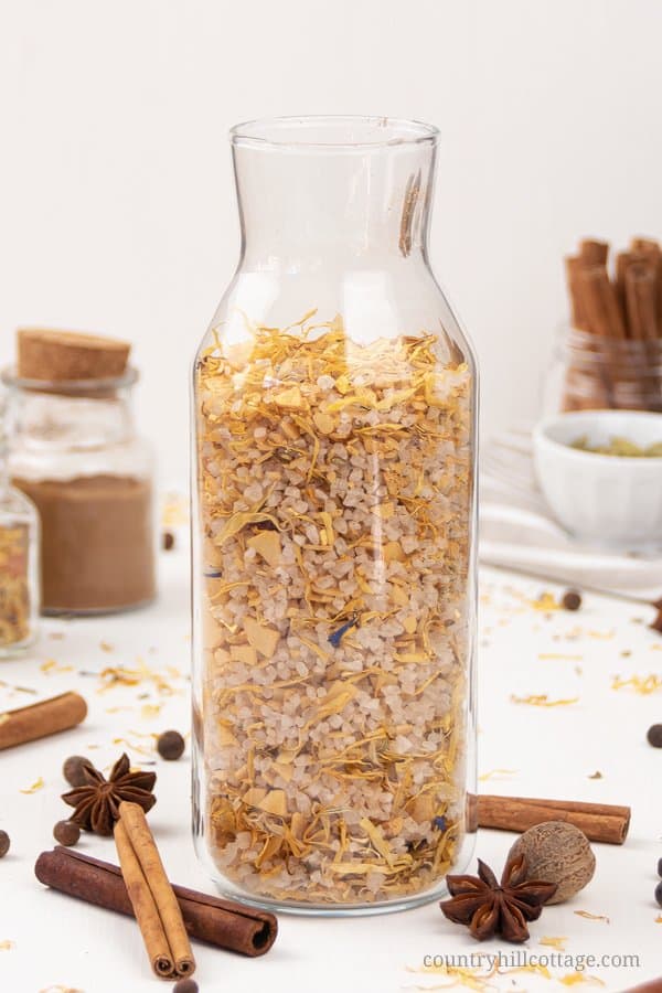 See how to make natural DIY pumpkin spice bath salt with essential oils, magnesium flakes & calendula! This easy and relaxing homemade fall bath salts recipe smells like pumpkin spice and is ready in 5 minutes. This calming herbal magnesium bath salt has many skincare benefits and are great for sore muscles, detox, relaxation and stress relief. Includes packaging & container ideas + free printable gift labels for decoration. #bathsalt #bathsalts #essentialoils #seasalt | countryhillcottage.com