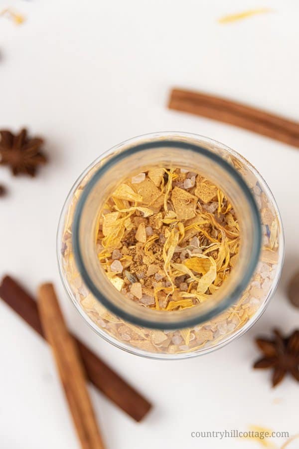 See how to make natural DIY pumpkin spice bath salt with essential oils, magnesium flakes & calendula! This easy and relaxing homemade fall bath salts recipe smells like pumpkin spice and is ready in 5 minutes. This calming herbal magnesium bath salt has many skincare benefits and are great for sore muscles, detox, relaxation and stress relief. Includes packaging & container ideas + free printable gift labels for decoration. #bathsalt #bathsalts #essentialoils #seasalt | countryhillcottage.com