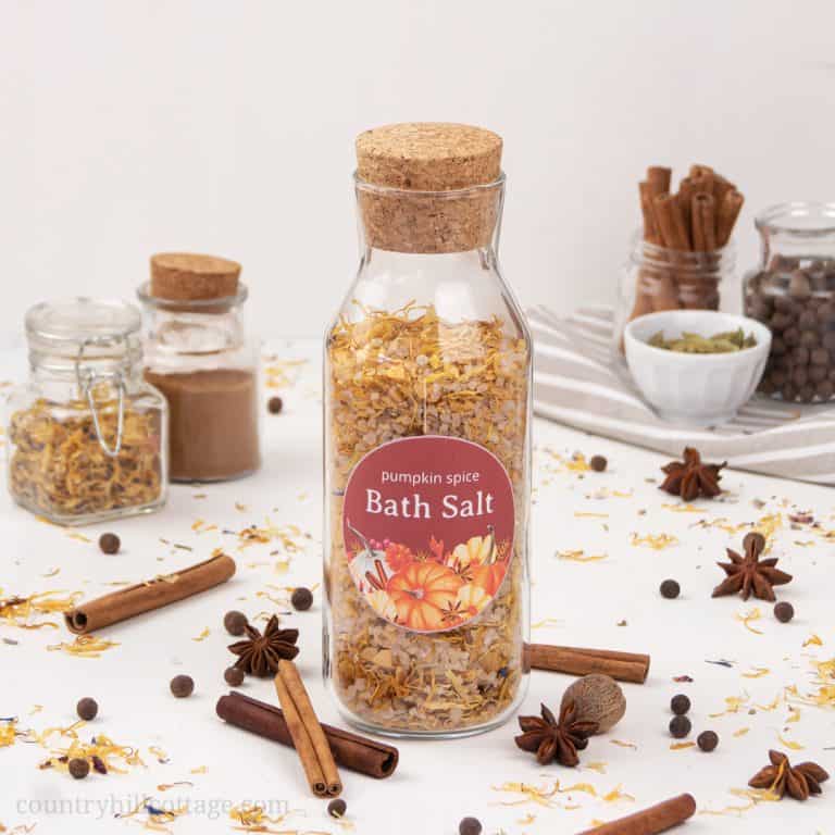 See how to make natural DIY pumpkin spice bath salt with essential oils, magnesium flakes & calendula! This easy and relaxing homemade fall bath salts recipe smells like pumpkin spice and is ready in 5 minutes. This calming herbal magnesium bath salt has many skincare benefits and are great for sore muscles, detox, relaxation and stress relief. Includes packaging & container ideas + free printable gift labels for decoration. #bathsalt #bathsalts #essentialoils #seasalt | countryhillcottage.com