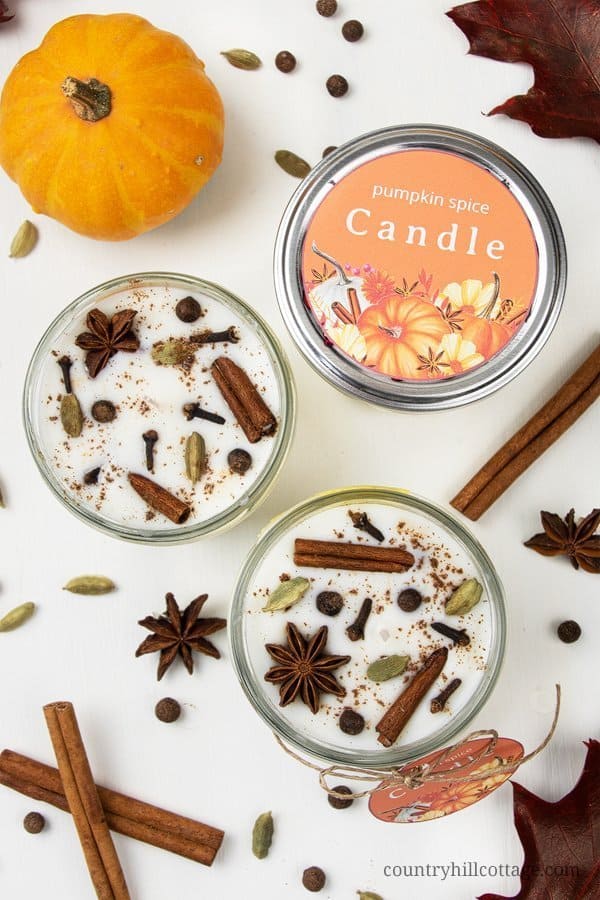 Enjoy fall scents! Learn how to make DIY pumpkin spices candles with soy wax and essential oils! This creative easy homemade fall scented candle recipe includes a pumpkin spice essential oil recipe, tips for the best materials and highly scented soy candles with essential oils. Poured in jars and decorated with free printable labels, this project is a great handmade gift idea for autumn holidays and Christmas. #soycandle #scentedcandle #essentialoils #pumpkinspice #fall | countryhillcottage.com