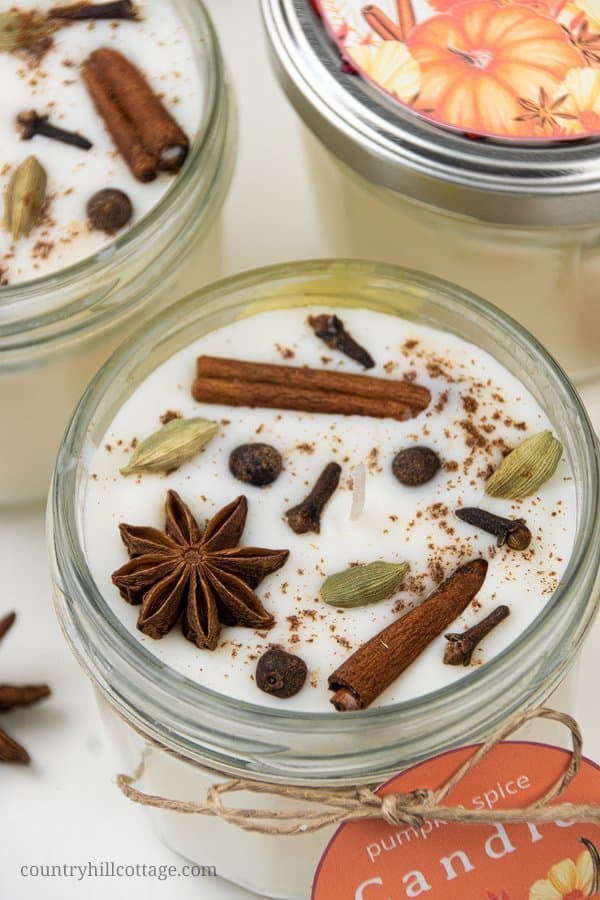 Enjoy fall scents! Learn how to make DIY pumpkin spices candles with soy wax and essential oils! This creative easy homemade fall scented candle recipe includes a pumpkin spice essential oil recipe, tips for the best materials and highly scented soy candles with essential oils. Poured in jars and decorated with free printable labels, this project is a great handmade gift idea for autumn holidays and Christmas. #soycandle #scentedcandle #essentialoils #pumpkinspice #fall | countryhillcottage.com