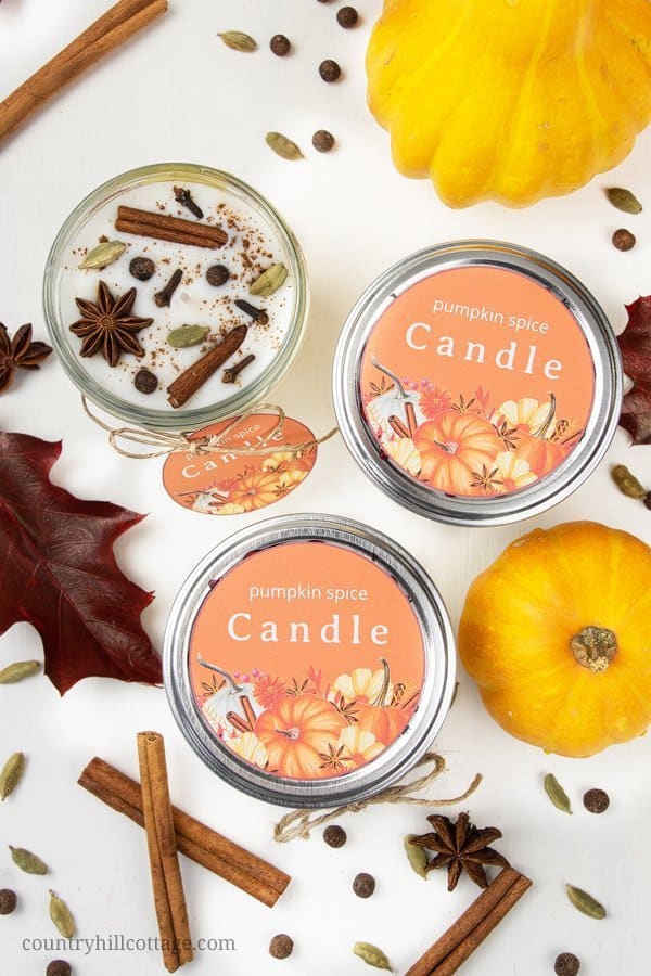 Enjoy fall scents! Learn how to make DIY pumpkin spices candles with soy wax and essential oils! This creative easy homemade fall scented candle recipe includes a pumpkin spice essential oil recipe, tips for the best materials and highly scented soy candles with essential oils. Poured in jars and decorated with free printable labels, this project is a great handmade gift idea for autumn holidays and Christmas. #soycandle #scentedcandle #essentialoils #pumpkinspice #fall | countryhillcottage.com