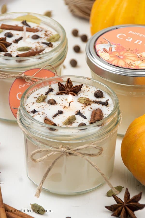 Enjoy fall scents! Learn how to make DIY pumpkin spices candles with soy wax and essential oils! This creative easy homemade fall scented candle recipe includes a pumpkin spice essential oil recipe, tips for the best materials and highly scented soy candles with essential oils. Poured in jars and decorated with free printable labels, this project is a great handmade gift idea for autumn holidays and Christmas. #soycandle #scentedcandle #essentialoils #pumpkinspice #fall | countryhillcottage.com