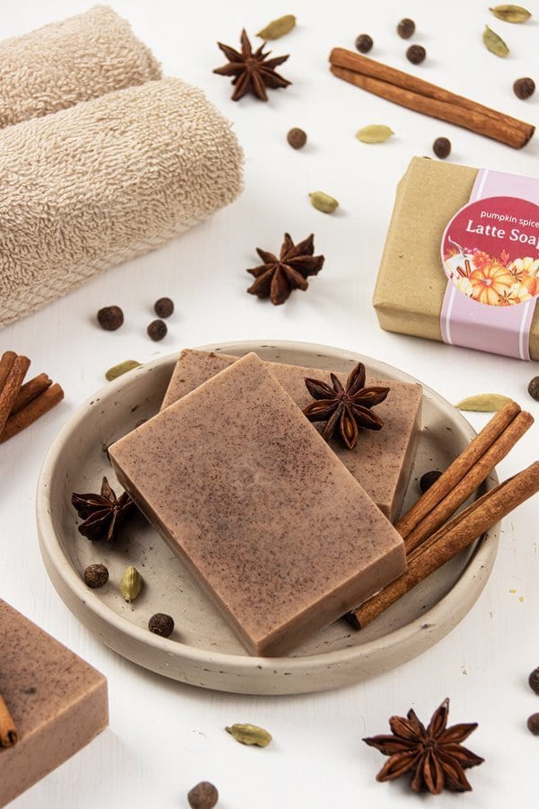 See how to make a moisturizing DIY pumpkin spice soap! This easy homemade soap recipe is a melt and pour soap with essential oils and vitamin E. The natural soap can be made with a goat’s milk or a shea butter soap base if vegan. This handmade fall soap is scented like pumpkin spice latte, a great handmade gift for autumn and Christmas. The simple tutorial includes free printable for packaging. #soap #meltandpour #essentialoils #pumpkinspice #fallsoap #soaprecipe #fall | countryhillcottage.com