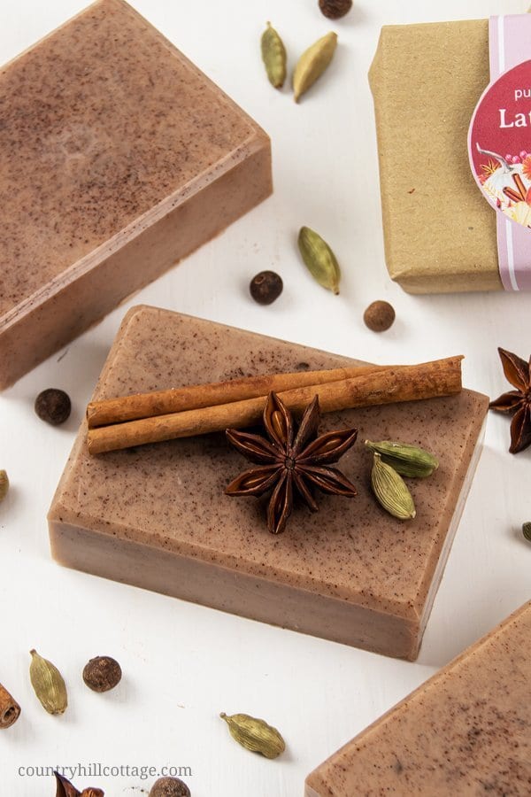 See how to make a moisturizing DIY pumpkin spice soap! This easy homemade soap recipe is a melt and pour soap with essential oils and vitamin E. The natural soap can be made with a goat’s milk or a shea butter soap base if vegan. This handmade fall soap is scented like pumpkin spice latte, a great handmade gift for autumn and Christmas. The simple tutorial includes free printable for packaging. #soap #meltandpour #essentialoils #pumpkinspice #fallsoap #soaprecipe #fall | countryhillcottage.com