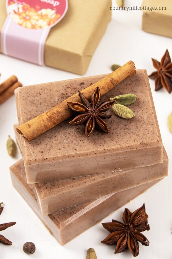 See how to make a moisturizing DIY pumpkin spice soap! This easy homemade soap recipe is a melt and pour soap with essential oils and vitamin E. The natural soap can be made with a goat’s milk or a shea butter soap base if vegan. This handmade fall soap is scented like pumpkin spice latte, a great handmade gift for autumn and Christmas. The simple tutorial includes free printable for packaging. #soap #meltandpour #essentialoils #pumpkinspice #fallsoap #soaprecipe #fall | countryhillcottage.com