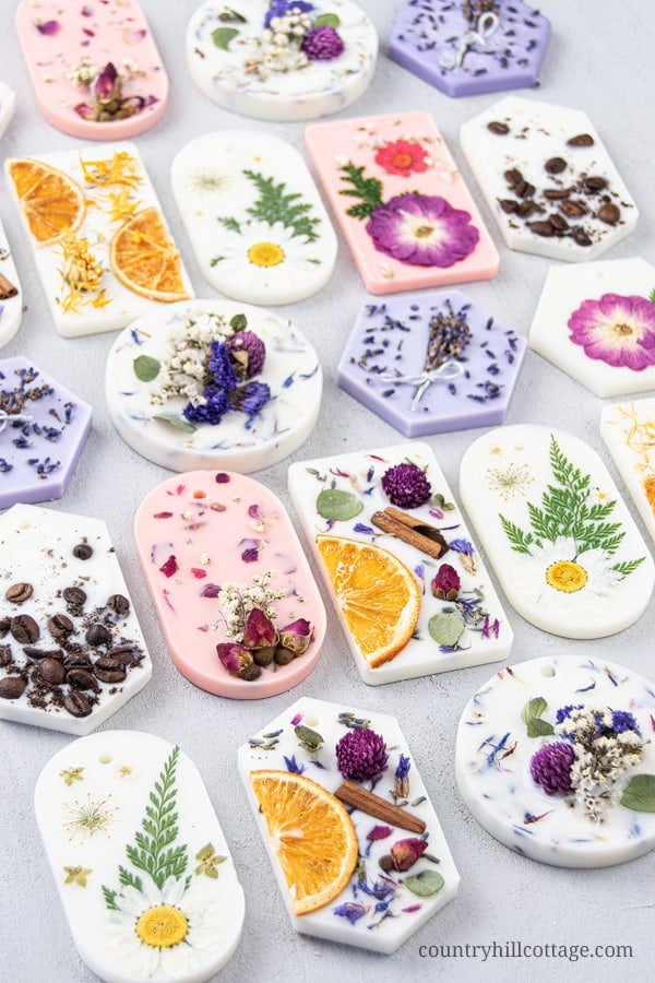 How to make DIY scented wax sachets with soy wax, essential oils and dried botanicals. Simple homemade natural wax air freshener is a long lasting odor eliminator to fragrance closets, drawers and other small spaces. The recipe makes cute Christmas gifts, decor, wedding favor or souvenir. Includes pink rose fragrance and lavender aroma hexagon scented sachets. With tips for uses, where to put, 6 designs and printable gift tags for packaging. #homefragrance #essentialoils| countryhillcottage.com