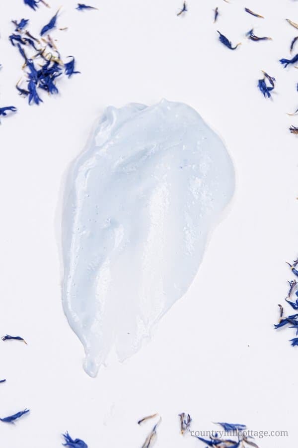 See how to make the best DIY body lotion for dry skin in winter with cornflowers and chamomile! This lightweight DIY body lotion is very moisturizing and made with natural materials. The simple whipped moisturizer feels velvety and is perfect to keep your skin soft and supple all winter long. Plus, you get useful tips for how to make homemade body lotion from scratch. Beauty product with shea butter and essential oils. #bodylotion #dryskin #moisurizer #essentialoils | countryhillcottage.com