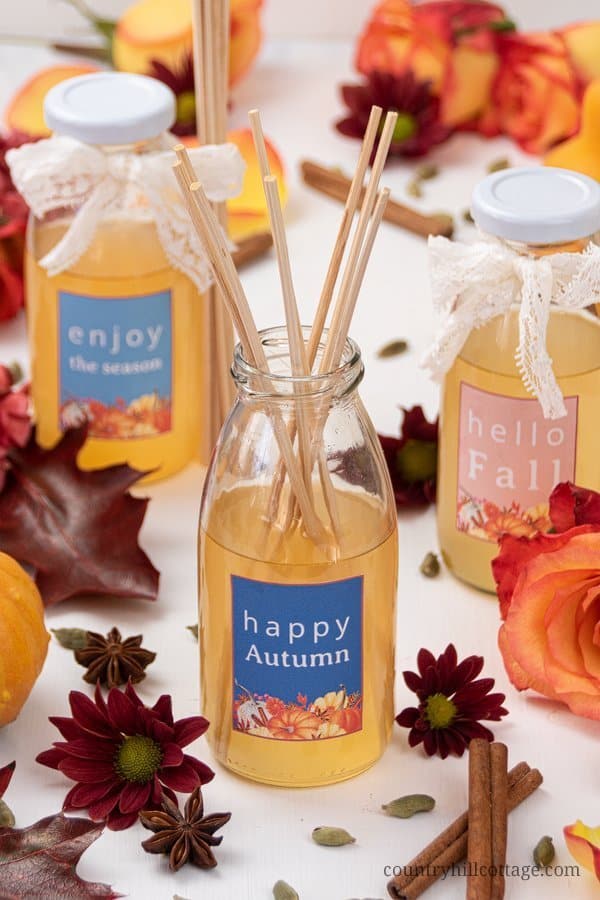 Learn how to make romantic 6 floral autumn diffuser blends and make homemade reed diffusers! These DIY diffusers with essential oils are the perfect way to fragrance a room and they make adorable gifts. The indulgent fall scents create a romantic and relaxing atmosphere and will lift your mood. These diffusers are only made with natural ingredients and the DIY includes free printable gift labels. #reeddiffuser #diffuser #essentialoils #naturalgift #fall #autumn | countryhillcottage.com