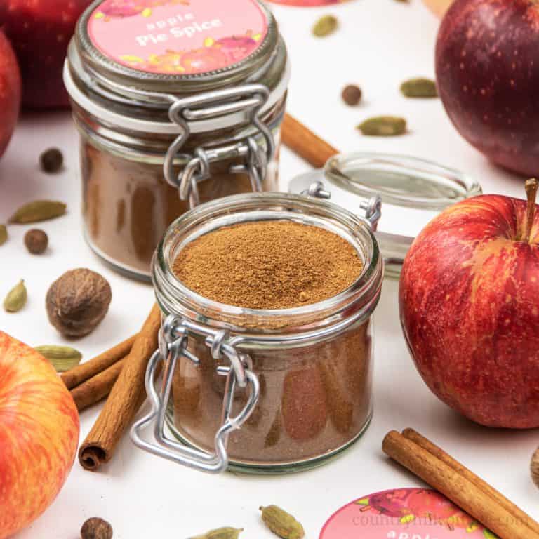 Learn how to make this easy homemade apple pie spice from scratch! The DIY spice mix can be made without cardamom and is very aromatic - perfect to season sweet and savoury apple recipes, like cookies, crescent rolls, dumpcakes, muffin or bread. Handmade seasoning is an excellent DIY food gift idea for holidays and Christmas. The recipe includes packaging ideas and free printable labels. #applepiespice #applepie #foodgift #printable #spiceblends #seasoningmix #diy | countryhillcottage.com