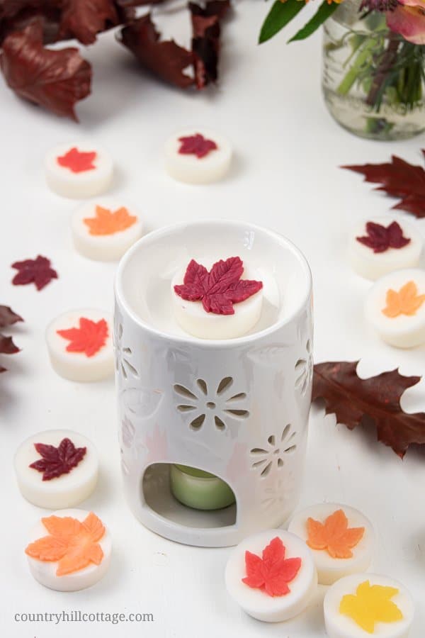 This homemade scented wax melts recipe makes the perfect fall craft idea! See how to make easy pretty DIY fall wax melts with soy wax and essential oils. Unique natural non toxic wax tarts are perfect to fragrance your house naturally and make a lovely handmade gift idea for autumn and the holiday season. With tips for warmer and burner, storage, reuse, how to use, how to clean. Cute pumpkin spice wax melts. #waxmelts #waxtarts #diywaxmelts #essentialoils #homefragrance | countryhillcottage.com
