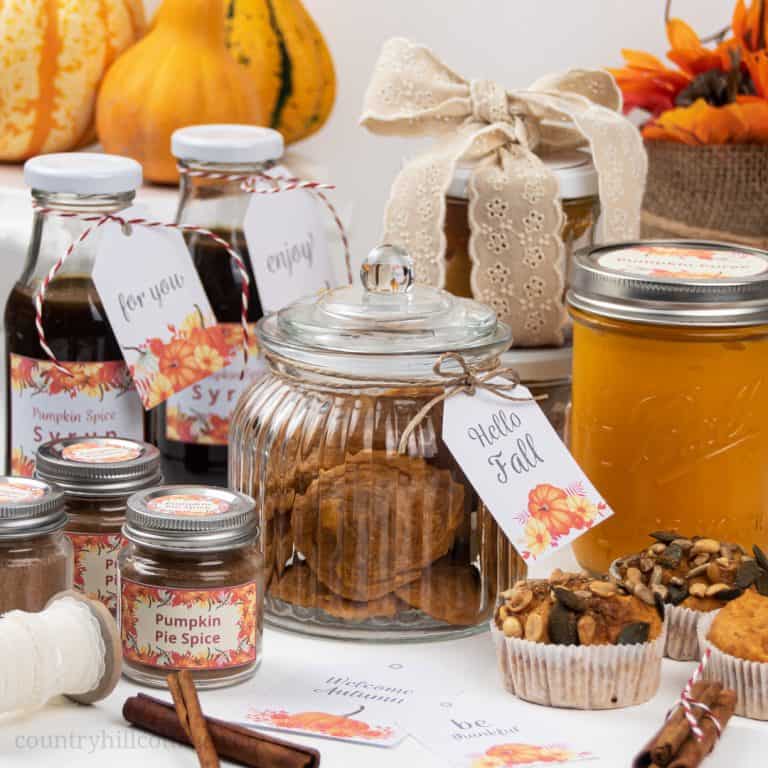 Healthy homemade fall food gift ideas are packed full of delicious autumn flavours and are perfect for a fall gift basket. The easy handmade gourmet edible gifts recipes are great present for holidays, your mom, bff, friends, girlfriend or boyfriend, men, teachers, or to say thank you. The creative and unique autumn DIY gifts and baked goods are simple to make and mail. Plus, get tips for packing and free printable labels and tags for wrapping. #foodgifts #giftgiving | countryhillcottage.com