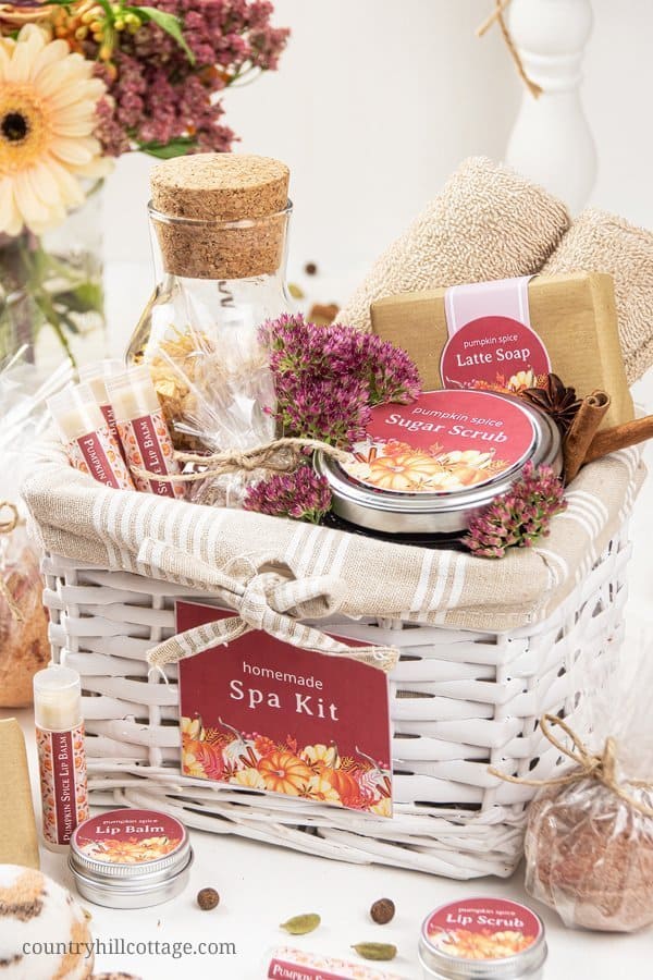 A DIY beauty fall gift basket is a great homemade autumn gift idea! Learn 6 natural pumpkin spice gifts for a relaxing spa kit set. Included are easy skincare recipes for handmade soap, bath bombs, sugar scrub in a jar, body butter, lip balm bath salt and free printable labels for packaging. A cozy beauty hamper is a gift basket idea for women, for her, for men, for him, for girlfriend, for office, Thanksgiving. #giftbasket #beautyhamper #homemadegift #giftideas #spakit | countryhillcottage.com