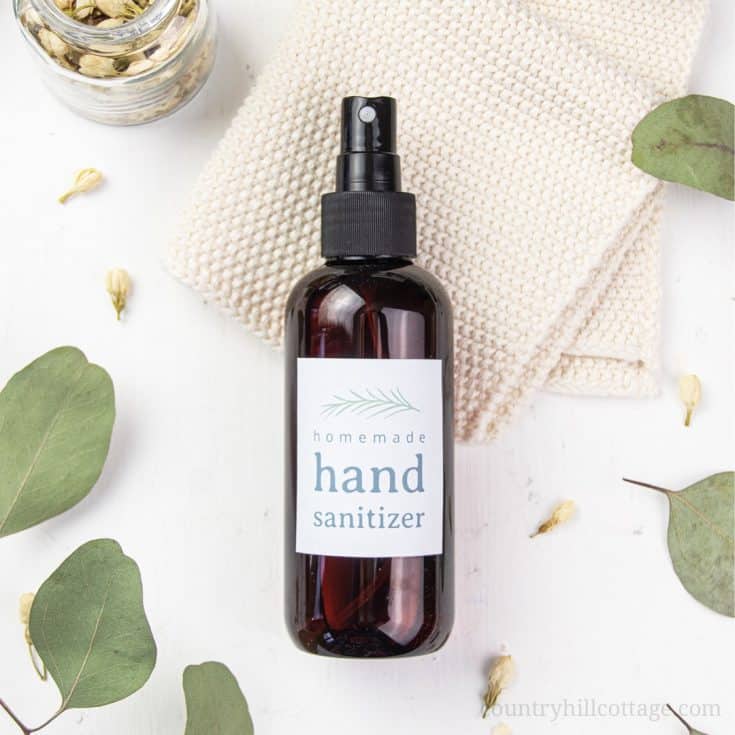 See how to make a natural DIY hand sanitizer spray with essential oils for you and your family! This homemade hand rub with alcohol/vodka and aloe vera gelt contains organic ingredients. Essential oils provide anti-bacterial and anti-viral properties that help to fight germs and microbes. The hand disinfectant recipe includes free printable gift labels, packaging and uses ideas. Can be made with thieves and on guard. Great for kids! #handsanitizer #essentialoils | countryhillcottage.com