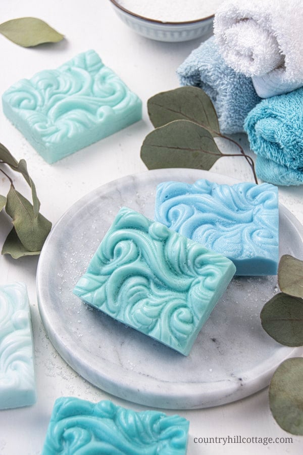 How to make natural sea salt soap hand and body bars! An easy DIY sea salt soap recipe with pink Himalayan sea salt, moisturizing shea butter, essential oils and goats milk or glycerin base. The homemade melt and pour soap is an easy soap making tutorial for beginners and has benefits for acne, eczema, and dry skin. Great for men, kids and gifts. With tips for swirls molds, how to store, packaging ideas and more recipes inspiration. #soap #saltbar #saltsoap #soapmaking | countryhillcottage.com