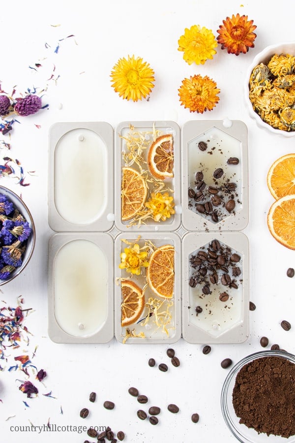 How to make DIY scented wax sachets with soy wax, essential oils and dried botanicals. Simple homemade natural wax air freshener is a long lasting odor eliminator to fragrance closets, drawers and other small spaces. The recipe makes cute Christmas gifts, decor, wedding favor or souvenir. Includes pink rose fragrance and lavender aroma hexagon scented sachets. With tips for uses, where to put, 6 designs and printable gift tags for packaging. #homefragrance #essentialoils| countryhillcottage.com