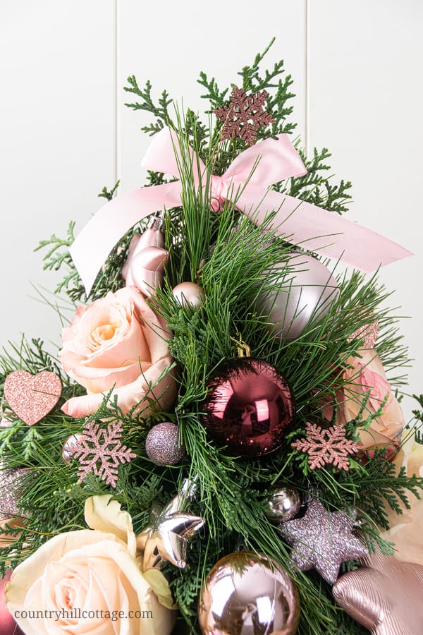 Vedere come fare un centrotavola albero di Natale con ornamenti graziosi, vero pino e fiori freschi! Un mini albero di Natale da tavolo fai-da-te è un'eccellente decorazione natalizia per piccoli spazi e una bella disposizione natalizia per un tavolo, la cucina, la camera da letto, il soggiorno o la sala da pranzo. Si impara visualizzare idee e piccole idee di decorazione albero di Natale per moderno, vintage, rustico e Agriturismo. # TabletopChristmasTree # centrotavola # ChristmasTree # Christmasdecor # minitree | countryhillcottage.com