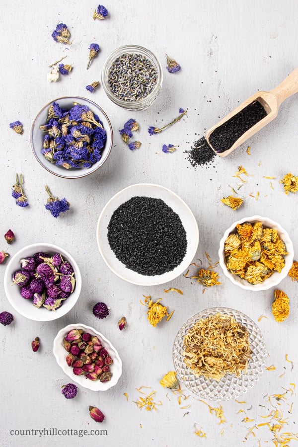 How to make easy DIY floral bath soak recipes scented with essential oils and natural organic ingre-dients. The relaxing activated charcoal bath is made with Himalayan salt and calming lavender. Herbal black salt bath is great for stress, detox, sinus and sore muscles. Suitable for kids and men. Includes packaging/container tips and free printable labels for holiday gifts, wedding favors, Christmas or Mothers Day. Can be made in bulk to sell. #diybathsalts #essentialoils | countryhill-cottage.com