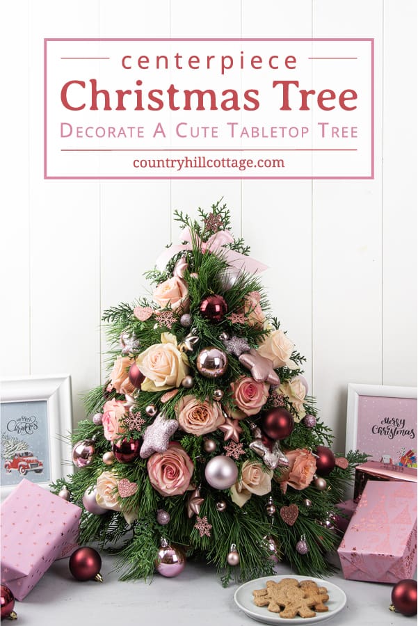 Vedere come fare un centrotavola albero di Natale con ornamenti graziosi, vero pino e fiori freschi! Un mini albero di Natale da tavolo fai-da-te è un'eccellente decorazione natalizia per piccoli spazi e una bella disposizione natalizia per un tavolo, la cucina, la camera da letto, il soggiorno o la sala da pranzo. Si impara visualizzare idee e piccole idee di decorazione albero di Natale per moderno, vintage, rustico e Agriturismo. # TabletopChristmasTree # centrotavola # ChristmasTree # Christmasdecor # minitree | countryhillcottage.com