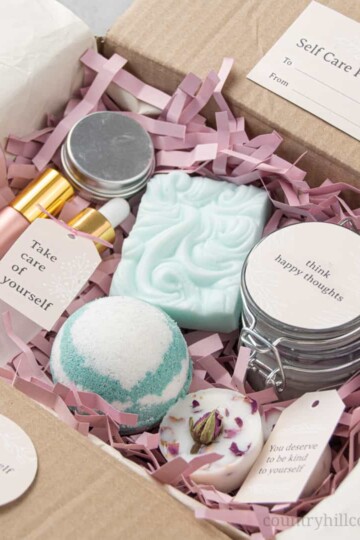 See how to make an easy cute DIY self care package ideas for your best friend or family member. Homemade care packages are perfect for birthday, Valentines day, college, women, new mom, teacher, teens, wellness, to say thank you or cheer up a long distance friend. Included are tips for beauty products, packaging, decorating and mailing, and free printable greeting cards and tags to decorate the gift basket. #selfcare #carepackage #gift #giftbasket #wellness #printables | countryhillcottage.com