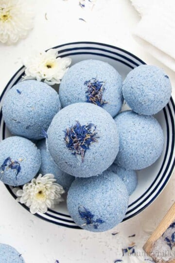 See how to make your own best relaxing bath bombs with Epsom salt! The easy fizzy relaxation Epsom salt bath bombs recipe is made with all natural ingredients and essential oils. The simple tutorial shows tips for aromatherapy bath bomb making, and also includes ideas for bath bomb scents and tips for bath bomb storage. Great for kids, men, sleep, anxiety, skincare, spa day, wellness, sensitive skin and eczema, without cornstarch. #bathbombs #aromatherapy #essentialoils | countryhillcottage.com