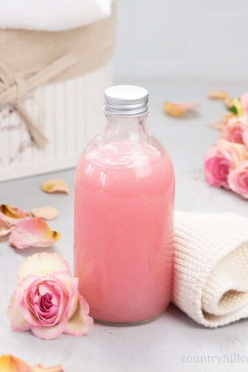 See how to make moisturizing vegan DIY rose body wash recipe without castile soap that lathers an is best smelling! The easy liquid homemade shower gel is a mild cleanser great for eczema, acne, dry and sensitive skin. This pH-balanced rose water body wash foams beautifully, has a rich lather and lush gel texture. The tutorial shows how to make good foaming all natural body wash with organic coconut oil, glycerin and essential oils plus tips for bottles and packaging. | countryhillcottage.com
