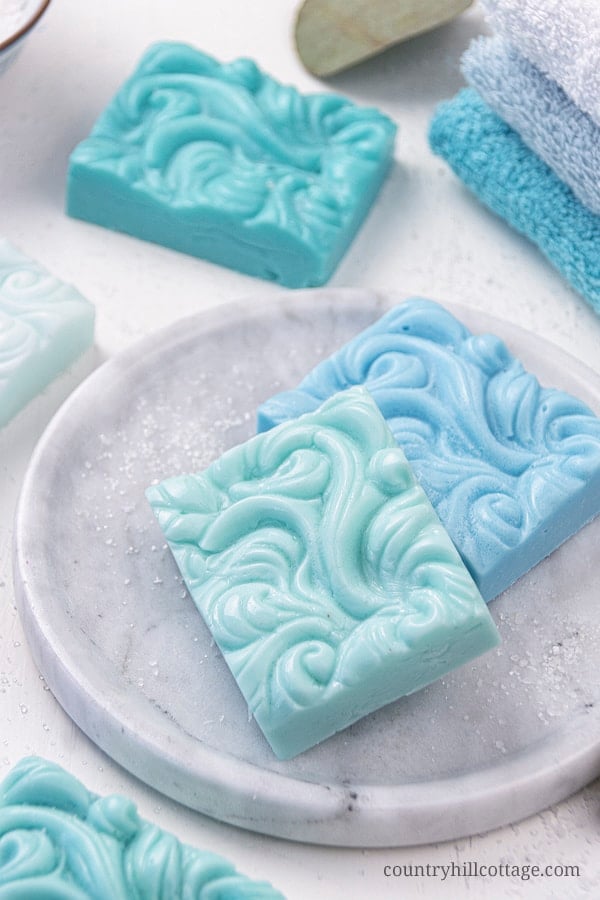 How to make natural sea salt soap hand and body bars! An easy DIY sea salt soap recipe with pink Himalayan sea salt, moisturizing shea butter, essential oils and goats milk or glycerin base. The homemade melt and pour soap is an easy soap making tutorial for beginners and has benefits for acne, eczema, and dry skin. Great for men, kids and gifts. With tips for swirls molds, how to store, packaging ideas and more recipes inspiration. #soap #saltbar #saltsoap #soapmaking | countryhillcottage.com