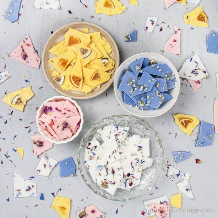 See how to make pretty DIY wax brittle! Homemade scented soy wax bark is an natural recipe to make your house smell amazing and provide relaxation. Learn the best wax melt hacks, different essential oil blends and designs, packaging ideas, tips for reuse, removal from the burner/warmer and storage to make them last longer. This easy cute wax melts recipe is quick craft project and an easy handmade gift idea. #waxbrittle #waxmelts #essentialoils #homefragrance #soywax | countryhillcottage.com