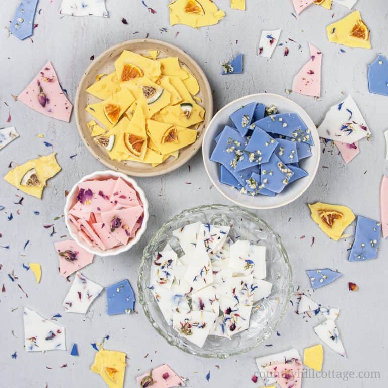 See how to make pretty DIY wax brittle! Homemade scented soy wax bark is an natural recipe to make your house smell amazing and provide relaxation. Learn the best wax melt hacks, different essential oil blends and designs, packaging ideas, tips for reuse, removal from the burner/warmer and storage to make them last longer. This easy cute wax melts recipe is quick craft project and an easy handmade gift idea. #waxbrittle #waxmelts #essentialoils #homefragrance #soywax | countryhillcottage.com