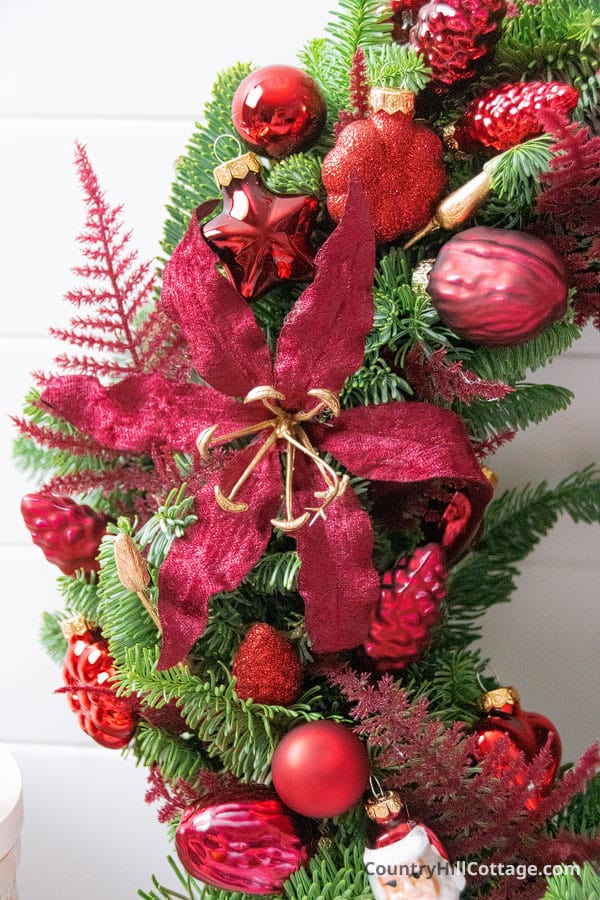 how to make a red Christmas wreath