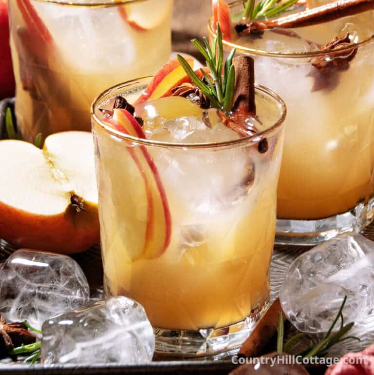sparkling apple cider mocktail.